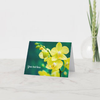 Gele orchidee op groene wenskaart kaart