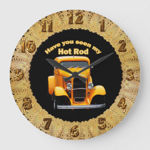 Gele oude roadster met voorruiten gehakt grote klok