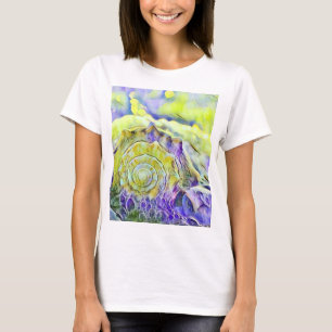 Gele paarse zeeschelp in schuimende zeeen waterver t-shirt