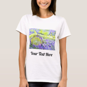 Gele paarse zeeschelp in schuimende zeeen waterver t-shirt