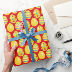 Gele paaseieren op rood cadeaupapier