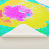 Gele papaver met warmroze centrum op Turquoise Sherpa Deken (3/4)