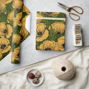 Gele papaver op donkergroen cadeaupapier