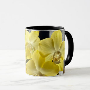 Gele phalaenopsis orchidee bloemen mok