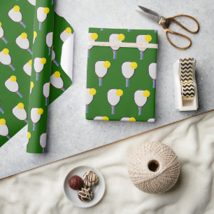 Gele Pickleballs en Paddles Op Groen Cadeaupapier