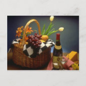 Gele picknickmand met wijn, kaas, brood en briefkaart (Voorkant)