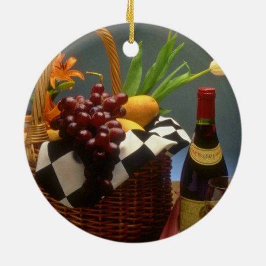 Gele picknickmand met wijn, kaas, brood en keramisch ornament (Achterkant)