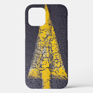Gele pijl gekraakt op een weg Hoesje-Mate iPhone c 12 Hoesje