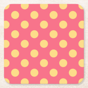 Gele polka-punten op koraal vierkante kartonnen onderzetter