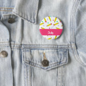 Gele potloden en schubbels op wit ronde button 5,7 cm (In situ)