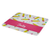 Gele potloden en schubbels op wit snijplank (Hoek)