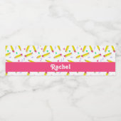 Gele potloden en schubbels op wit waterfles etiket (Enkel label)