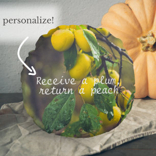 Gele pruimen na regen rond kussen