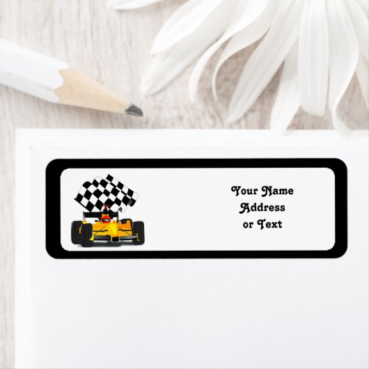 Gele rasauto met gecheckte vlag etiket (Insitu)