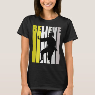 Gele retrovrouwen geloven dat Karate Motivatie is T-shirt
