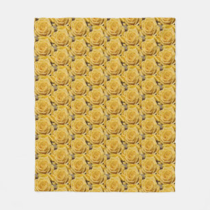 Gele rode roodroos over het gehele patroon fleece deken