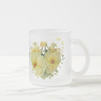 Gele rozen in een hart matglas koffiemok