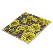 Gele rozen met grijze bladeren op sinaasappel tegeltje (Zijkant)