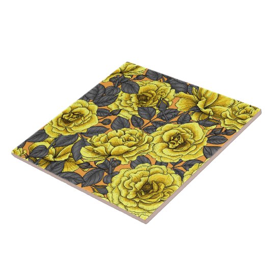 Gele rozen met grijze bladeren op sinaasappel tegeltje (Zijkant)