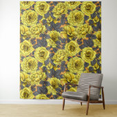 Gele rozen met grijze bladeren op sinaasappel wandkleed (In situ)