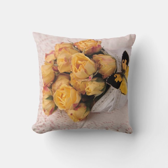 Gele rozen met vlinder kussen (Voorkant)