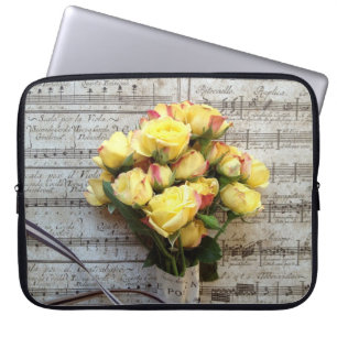 Gele rozen op de hoes van de oude muzieklaptop