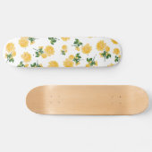 Gele rozen op witte skateboard (Horizontaal)