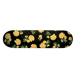 Gele rozen op zwarte skateboard