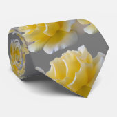 Gele rozenbladen stropdas (Opgerold)