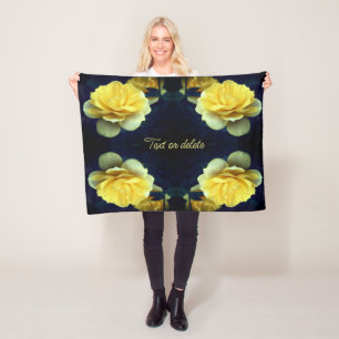 Gele rozenbloem in bloei gepersonaliseerd fleece deken