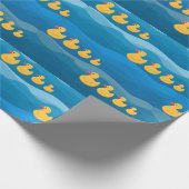 gele rubberen eend op golven cadeaupapier (Hoek)