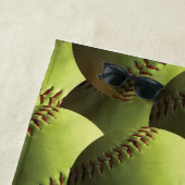 Gele softball-bedekt met multiball strandlaken (In situ)