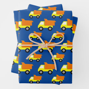 Gele speelgoedbouwtruck op blauw inpakpapier vel