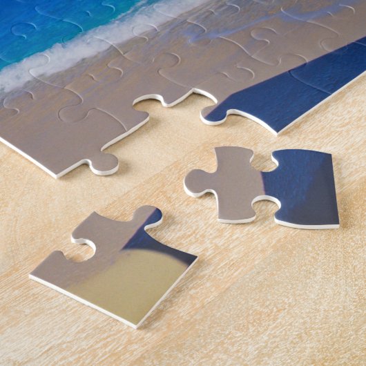 Gele strandparaplu's en stoelen op pristine legpuzzel (Zijkant)