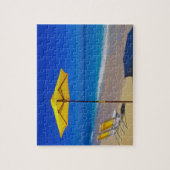 Gele strandparaplu's en stoelen op pristine legpuzzel (Verticaal)