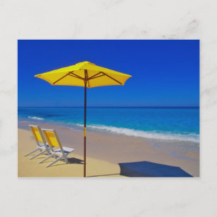 Gele strandparasol en stoelen op ongerept briefkaart