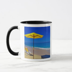 Gele strandparasol en stoelen op ongerept mok