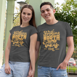 Gele tijdloze typografie: een retro T-shirt ontwer