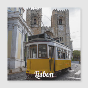 Gele tram op de kathedraal van Lissabon in Portuga