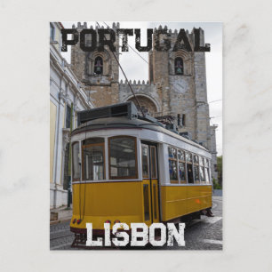 Gele tram op de kathedraal van Lissabon in Portuga Briefkaart