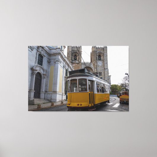 Gele tram op de kathedraal van Lissabon in Portuga Canvas Afdruk (Voorkant)