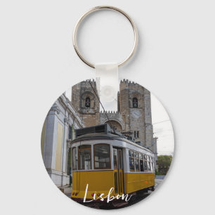 Gele tram op de kathedraal van Lissabon in Portuga Sleutelhanger