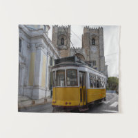 Gele tram op de kathedraal van Lissabon in Portuga