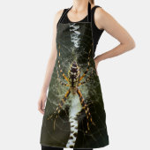 Gele tuinspin op het web in het donker schort (Insitu)