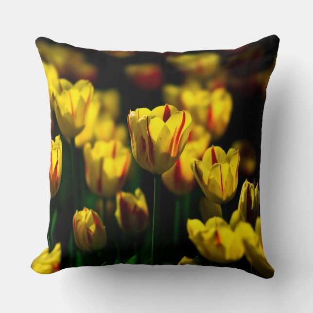 Gele tulp bloemen kussen (Voorkant)