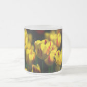 Gele tulpbloemen matglas koffiemok (Voorkant rechts)