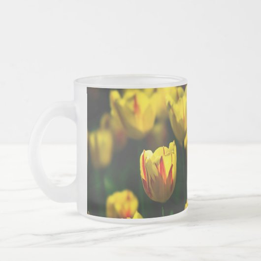 Gele tulpbloemen matglas koffiemok (Links)