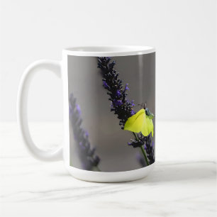 Gele vlinder op paarse lavendel macro foto koffiemok