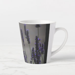 Gele vlinder op paarse lavendel macro foto latte mok