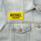 Gele vrijwilligerbadge met aangepaste naam naamplaatje (In situ)